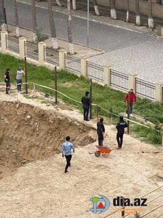 Nazir məktəbin yanında qanunsuz göydələn tikir