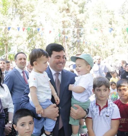 Gənc başçı da eyni yolu gedir: BAĞIRIR...