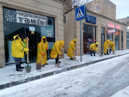 Səhər saatlarından paytaxtda qardan təmizlik işləri davam edir